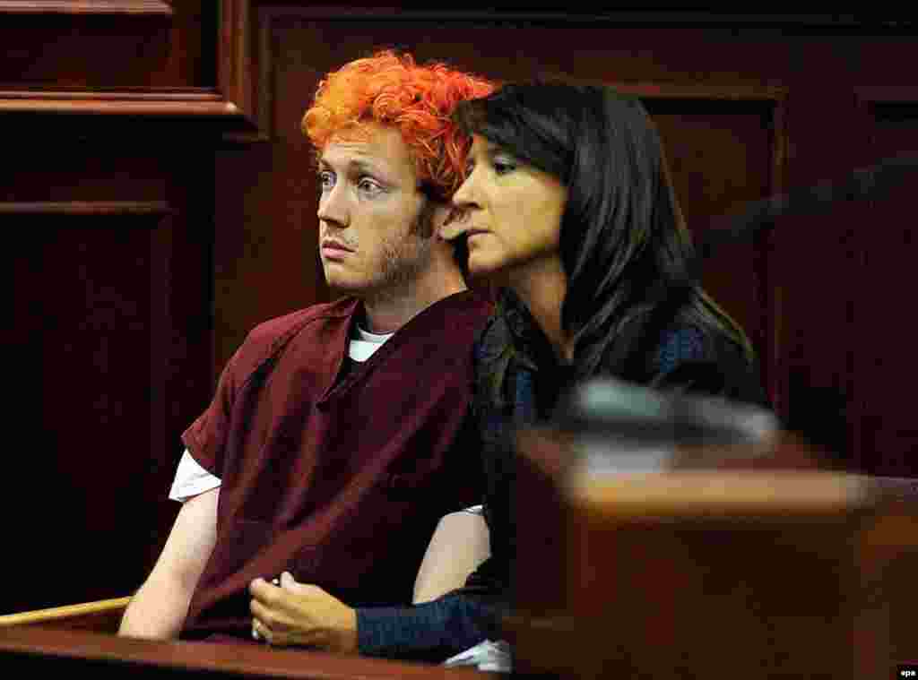 На фото – 24-летний Джеймс Холмс, житель городка Аврора, в зале суда. 20 июля 2012 года он ворвался в местный кинотеатр на премьеру фильма "Темный рыцарь: Возрождение легенды" и расстрелял посетителей из винтовки, помпового ружья и нескольких пистолетов. В ту ночь погибли 12 человек, 70 получили тяжелые ранения. Нападающий отбывает пожизненное наказание без права на досрочное освобождение.