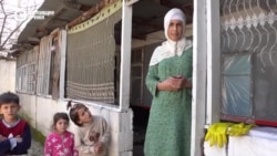 Мать-одиночка из Таджикистана хочет отдать своих детей в интернат, чтобы дать им образование Мать-одиночка из Таджикистана хочет отдать своих детей в интернат, чтобы дать им образование