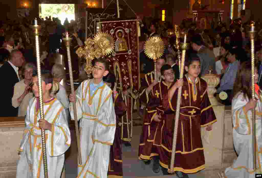 Сирийская православная церковь – одна из шести древневосточных церквей. Около 700 тыс. сирийцев исповедуют православие На фото – сирийские православные во время пасхальной мессы в Алеппо