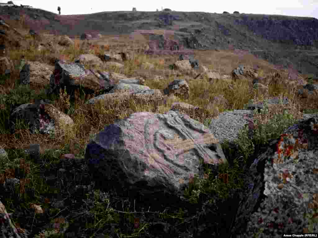 Старинное армянское кладбище в Карсе, расположенное на высоком холме над городом, тоже находится без присмотра. Многие надгробные плиты на нем вывернуты из земли, а могилы армян разграблены 