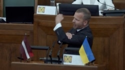 "Нас больше, и русский – наш язык!" Скандал в парламенте Латвии при обсуждении декларации о "преступной русификации" "Нас больше, и русский – наш язык!" Скандал в парламенте Латвии при обсуждении декларации о "преступной русификации"