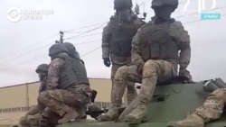 Протестующие разоружают силовиков в Казахстане: как это происходит  Протестующие разоружают силовиков в Казахстане: как это происходит