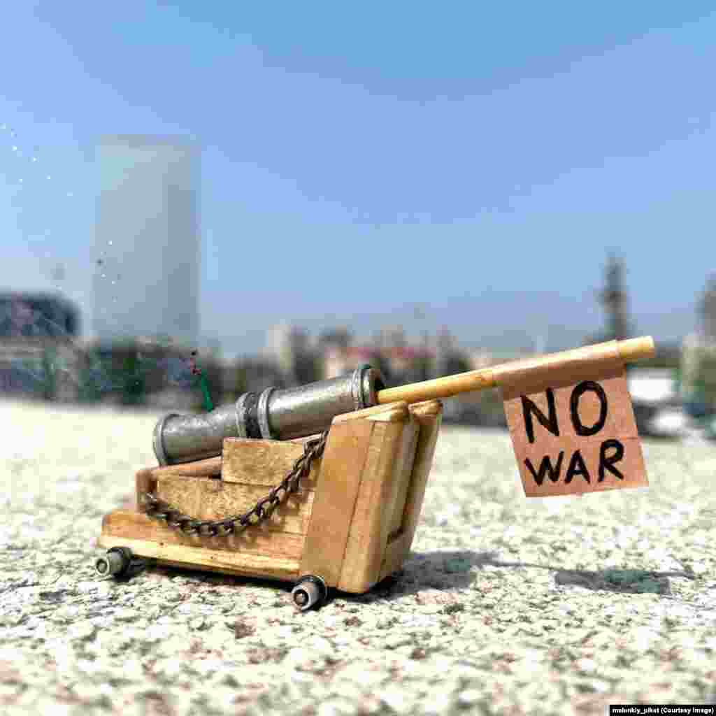 Миниатюрная пушка с надписью "Нет войне" в Уфе
