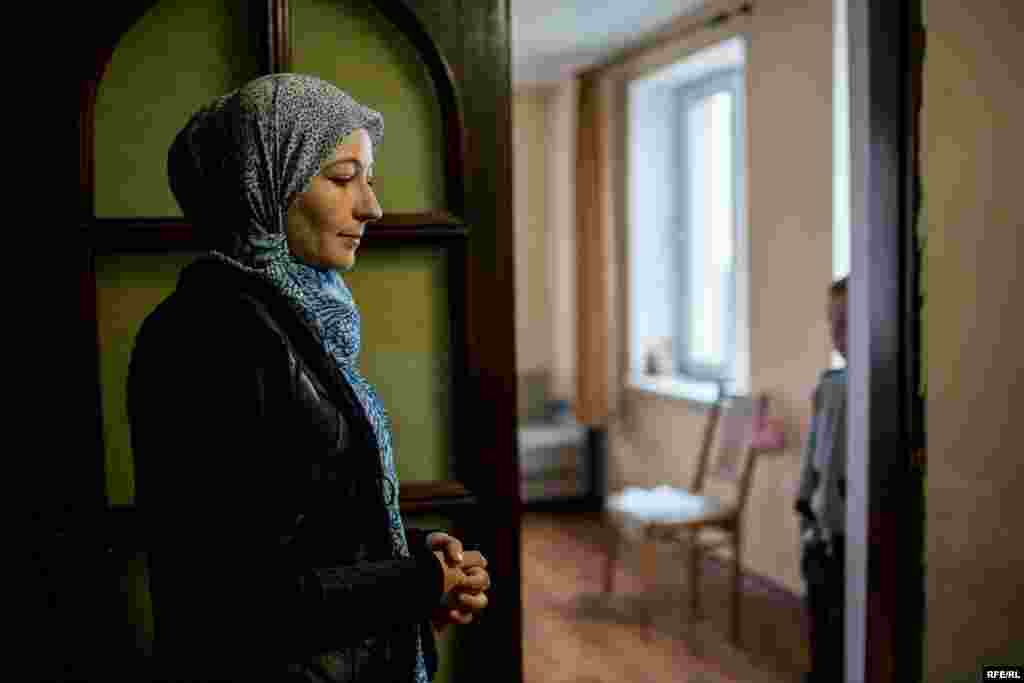 Мириам стоит на кухне в своем доме в Кореизе. Ее мужа, правозащитника Эмир-Усейна Куку, в прошлом году неоднократно арестовывали. Среди предъявленных ему обвинений – "разжигание ненависти" или "унижение человеческого достоинства"