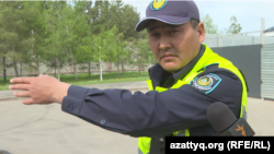 Сотрудник полиции говорит, что корреспонденты Азаттыка должны покинуть территорию. Астана, 28 апреля 2025 года