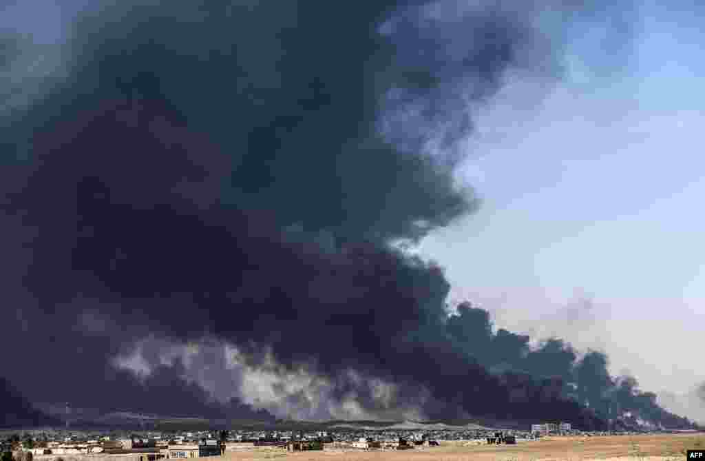  Чтобы затормозить наступление коалиции, боевики так называемого "ИГ" поджигают в траншеях нефть На фото – горящие нефтяные скважины вблизи Мосула