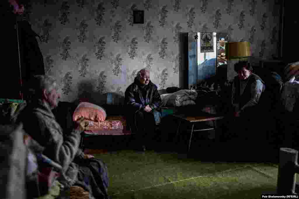 Раиса Казакова в своей квартире, где она живет с 9-ю соседями потерявшими своими дома. Дебальцево 