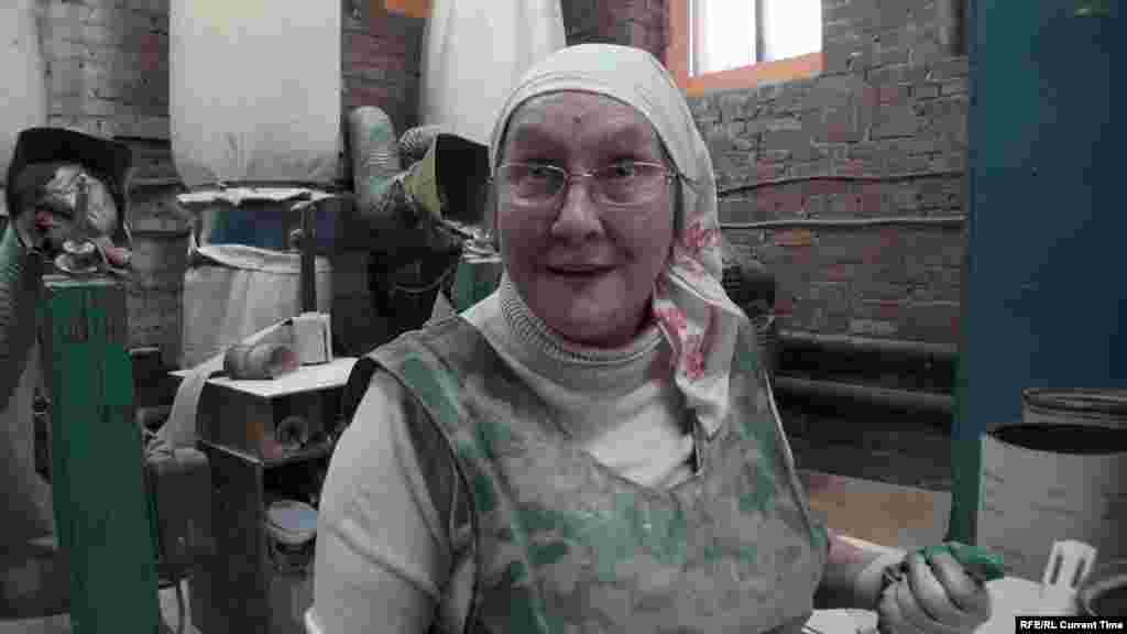 Татьяна Дедюхина уже семь лет работает шлифовальщицей по дереву на фабрике по производству гитар в Ижевске. По ее словам, за все это время она ни разу не была в отпуске и ни на что бы не променяла свою работу: "Видимо, у меня душа деревянная – тянет к деревяшкам! – говорит она. – Знаете, у меня какая гордость? Что я тоже делаю эту музыку. Еду где-нибудь в транспорте и вижу, что едут мальчики и девочки с гитарами, в футлярах. И думаю: "А может быть у них наша гитара, а может быть я её и делала!" Посмотреть фильм о том, кто и как делает в России гитары. 