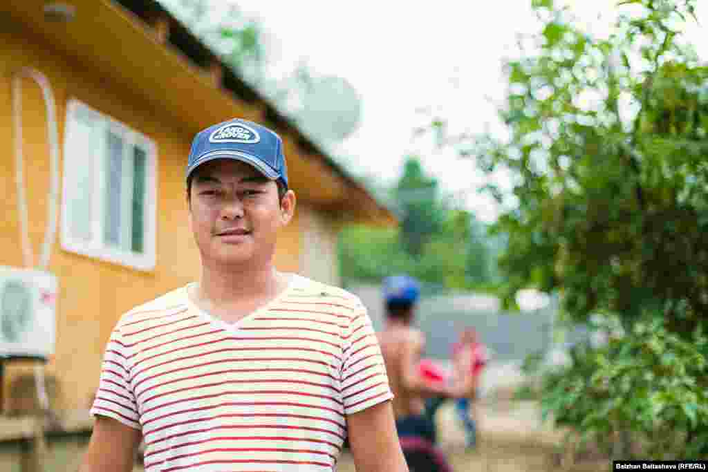 На фото - местный житель Алексей рассказывает, что в ночь, когда сошел сель, он слышал шум воды. Он разбудил беременную жену и двоих детей. "Выйти через дверь мы уже не могли, пришлось лезть через окно", - рассказывает Алексей