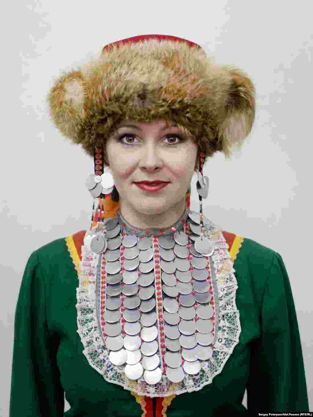 Старикова Олеся, 33 года, артистка балета "Мама у меня чистокровная марийка, папа – 50 на 50. Что для меня значит быть мари? В это все входит! И язык, и обряды, и семья, теперь это и есть народ. Язык является неким ключом к пониманию отношения мари к природе. Именно через него можно выразить все чувства, которые сложно рассказать, но можно прочувствовать. Мари – это связь с прошлым и осознание себя. Мой дедушка как раз был стержнем этой связи. Всегда раздавал еду детям, а сам кости доедал. Это и есть для меня мари. Мы с мужем специально купили дом, чтобы у детей была своя Родина, своя связь с землей. Квартира – это совсем иное".