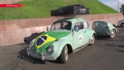 Бразильский болельщик приехал на ЧМ-2018 на "Жуке" и ездит на нем по России Бразильский болельщик приехал на ЧМ-2018 на "Жуке" и ездит на нем по России