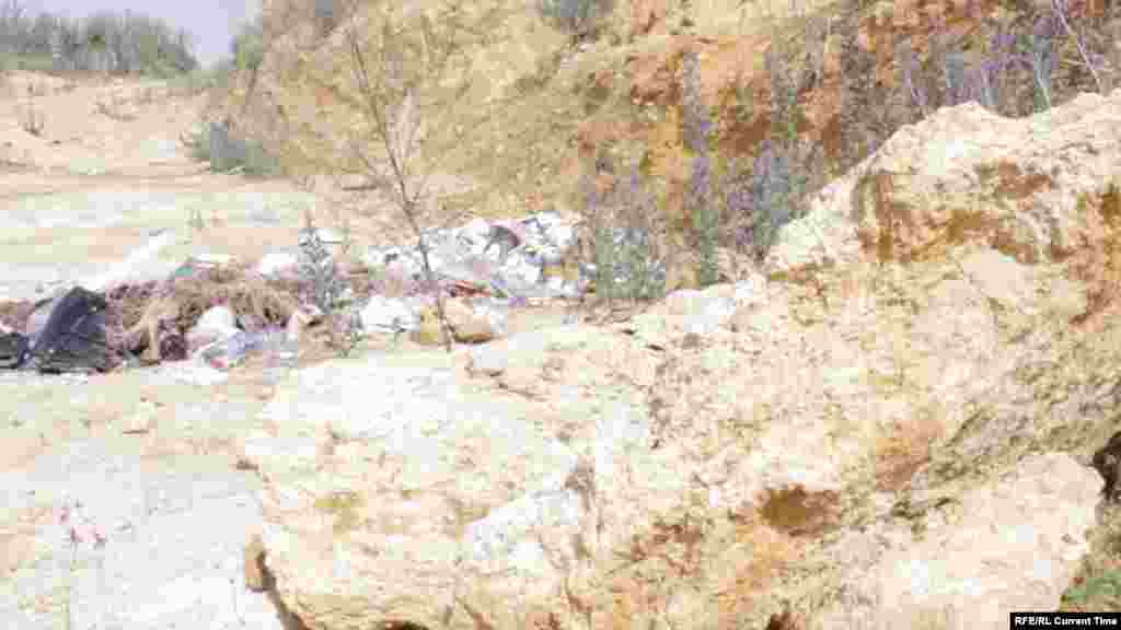 Виновник оползня – стихийный карьер. Зимой неизвестные начали добывать рядом с селом строительный камень