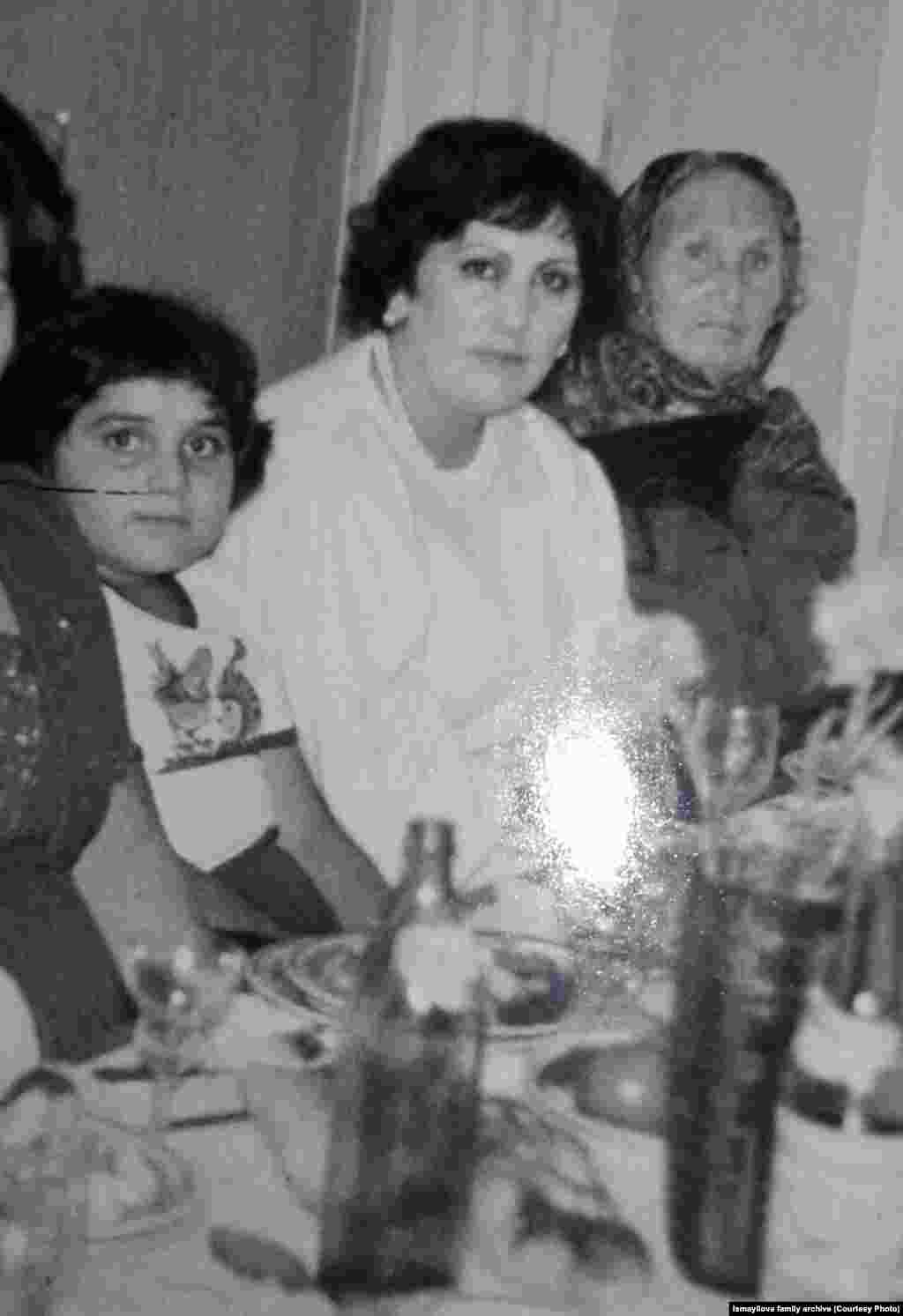 Более того, по данным ее расследований, президентская семья контролирует минимум шесть роскошных отелей в Баку, а дочери Алиева Лейле принадлежит роскошный особняк на Рублевке под Москвой