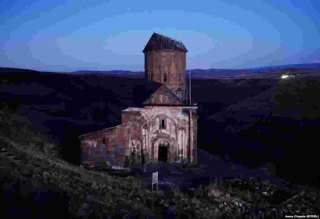 Церковь Тиграна Оненца в Ани. Предположительно была построена в 1215 году на высоком берегу реки богатым купцом, в честь которого и получила название. Это была одна из самых роскошно украшенных церквей в Ани: в летописях упоминаются сделанные из драгоценных сплавов кресты, лампы, золотые и серебряные сосуды и различные религиозные реликвии. 