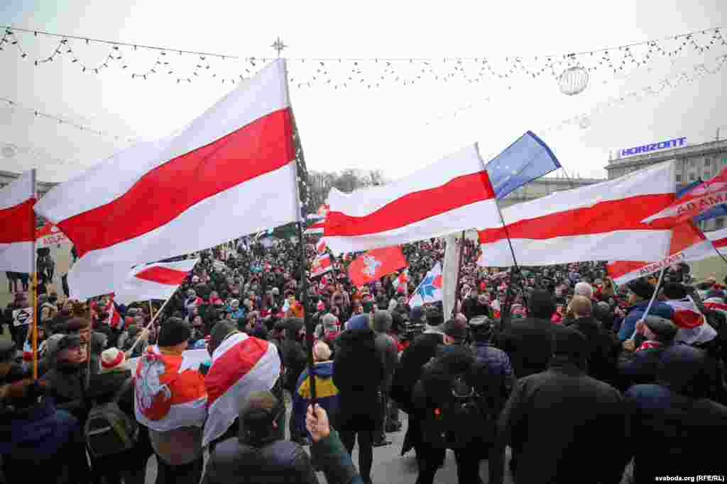 После короткой речи на площади Независимости оппозиционер Павел Северинец призвал участников акции идти к площади Свободы. В протестном шествии на разных этапах участвовали от нескольких сотен до тысячи человек. Фото: svaboda.org (RFE/RL)