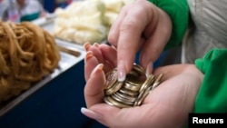 Женщина на базаре в Алмате, Казахстан