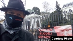 Прага. Активисты у здания российского консульства