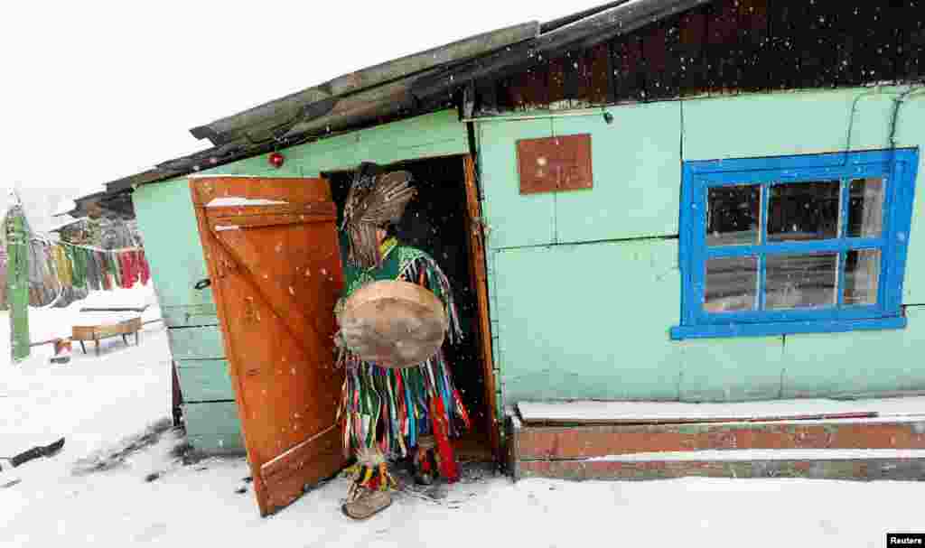 Но шаманский дар также передается внутри рода. Тувинцы верят, что если в роду был шаман, то "кровь его непременно отродится в потомках" На фото – Дугер Хомушку из общества "Дунгур" готовится к ритуалу по изгнанию злых духов