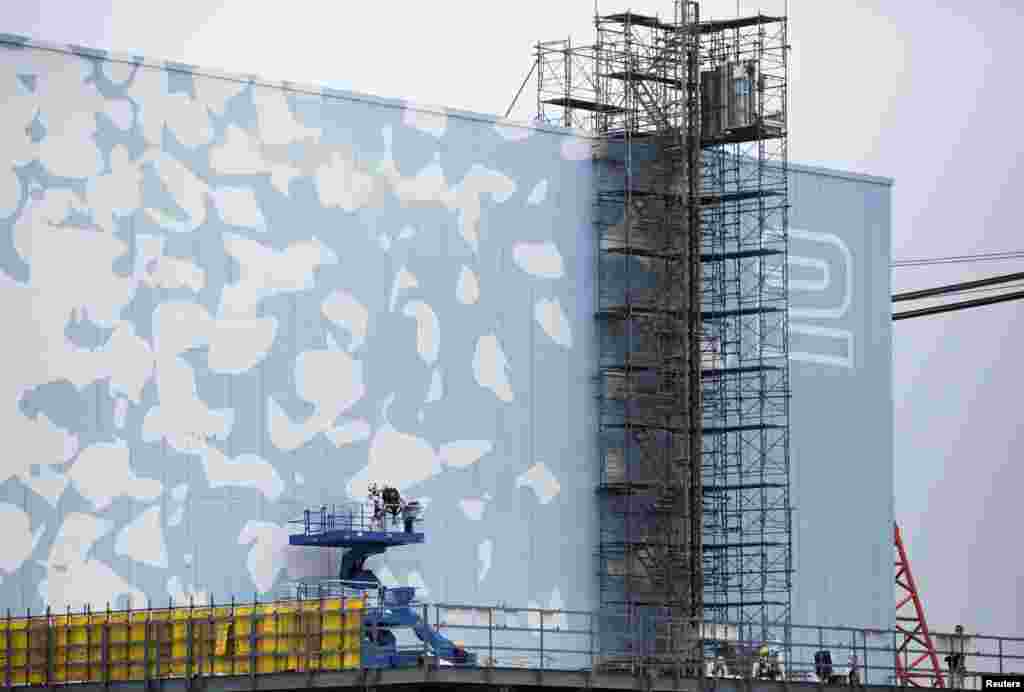 Шесть лет назад в Японии произошло сильнейшее землетрясение, которое вызвало цунами и разрушение атомной электростанции Фукусима-1. На фото – работники Токийской электрической компании ремонтируют второй энергоблок станции, на котором случилась авария