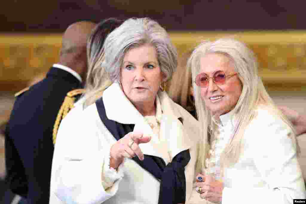 Глава администрации избранного президента США Дональда Трампа Сьюзи Уайлс c гостьей. 