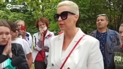 Мария Колесникова разговаривает с родственниками задержанных у изолятора в Минске Мария Колесникова разговаривает с родственниками задержанных у изолятора в Минске