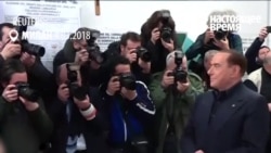 "Ты засиделся". Активистка FEMEN попыталась помешать Берлускони проголосовать "Ты засиделся". Активистка FEMEN попыталась помешать Берлускони проголосовать