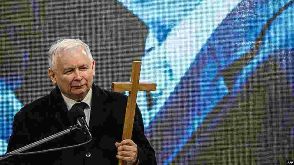 Ярослав Качиньский Глава правящей в Польше правой партии "Право и справедливость" продолжает провоцировать раскол между Востоком и Западом, открыто игнорируя протесты Брюсселя против законов, которые ограничивают независимость Конституционного суда Польши. ЕС ждет, что до конца февраля Варшава решит этот конфликт. Но Качиньский рассчитывает на поддержку союзников, с правом вето на штрафные санкции ЕС. Главный из них – премьер-министр Венгрии Виктор Орбан. Россия активно заигрывает со своими бывшими сателлитами, но Качиньский здесь как раз является препятствием: он убежден, что за катастрофой польского президентского самолета под Смоленском в 2010 стоит Москва. Одна из жертв крушения – тогдашний президент Польши Лех Качиньский – брат Ярослава.