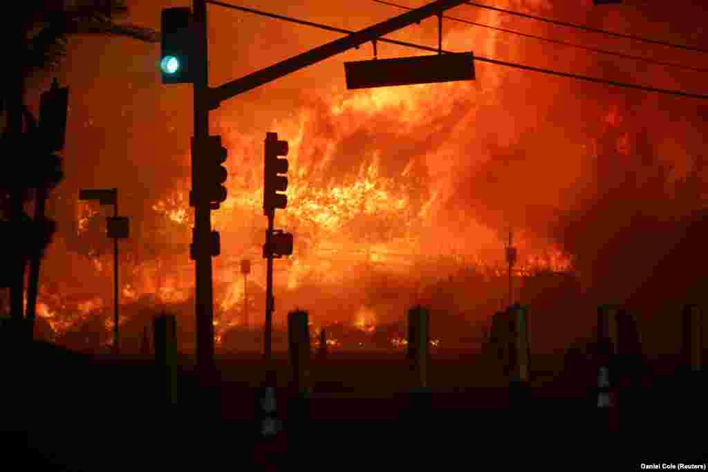 В Лос-Анджелесе объявлен режим чрезвычайной ситуации. Работу пожарных осложняет сильный ветер.