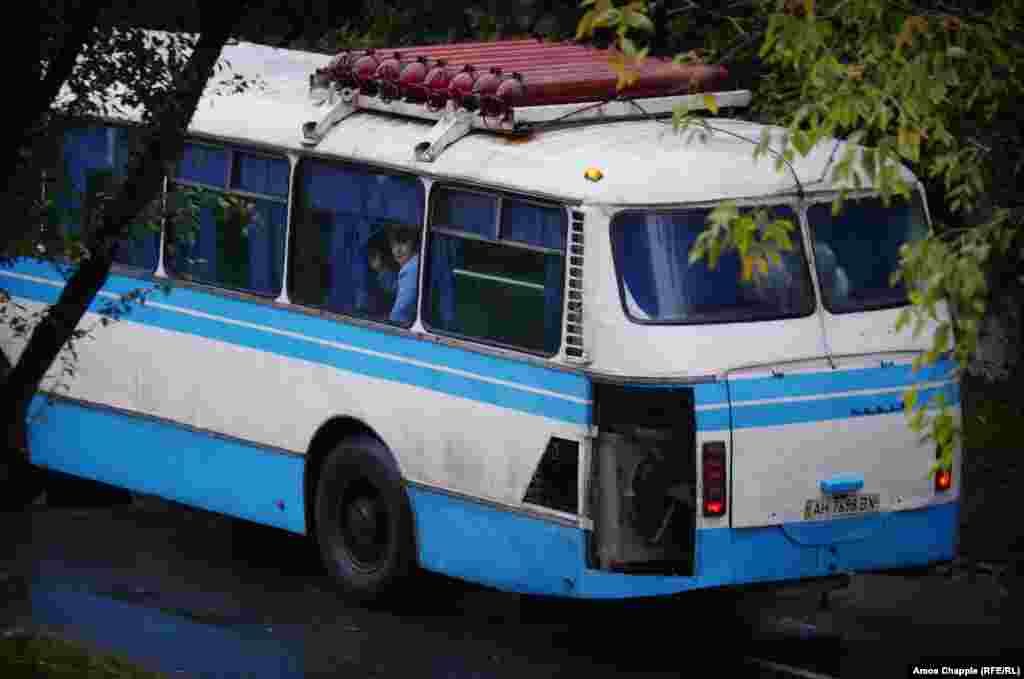 Один из военных сказал ван Хелтену, что ему нравится, что делает художник. Но двое местных поинтересовались, почему оборудование не используется для ремонта помещений. Другая женщина заявила: “На потолке моего дома дыра, через которую внутрь попадает дождь, а вы здесь просто рисуете? Мальчики, это неправильно”