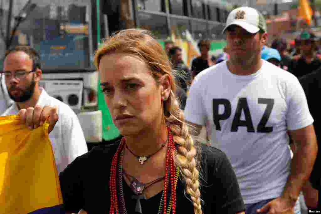 На сегодняшний день многие лидеры оппозиции оказались за решеткой. Но на свободе все еще остается одна из ключевых фигур протеста – Лилиан Тинтори. В прошлом – модель и участница реалити-шоу, политической и правозащитной деятельностью она начала заниматься в 2007 году вместе со своим мужем Леопольдо Лопесом. К 2015 году Тинтори стала лицом венесуэльской оппозиции