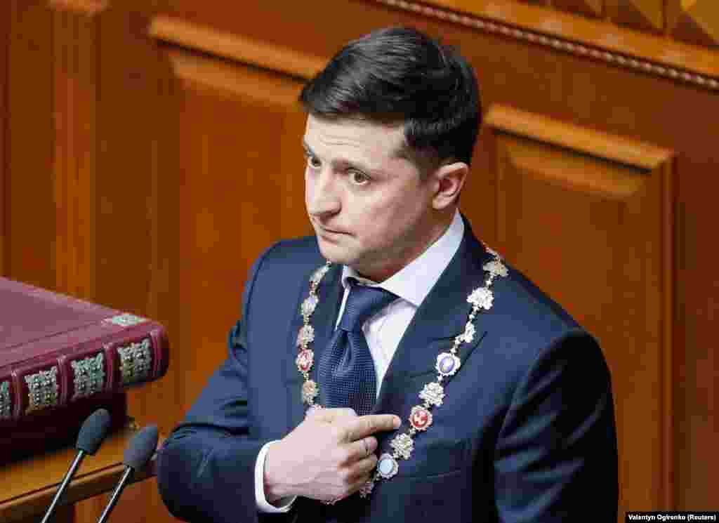 Получил знак президента Украины – его еще называют колар. Он состоит из медальона-подвески, 6 финифтевых медальонов и 12 декоративных звеньев. Венчает колар ладанка, которая, по преданию, принадлежала гетману Ивану Мазепе. Изготовлен знак президента из белого и желтого золота 585-й пробы и весит почти 400 грамм. Во время инаугурации его надевают президенту на шею. Застежка не предусмотрена, чтобы колар случайно не расстегнулся под собственным весом. На этом фото – Зеленский говорит "украинец – это не в паспорте, а в сердце"