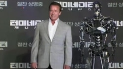 В кино Терминатор – герой, а в жизни Шварценеггер – политик В кино Терминатор – герой, а в жизни Шварценеггер – политик