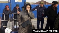 Мигранты из Таджикистана ждут на границе России и Казахстана, фото от 16 марта 2020 года