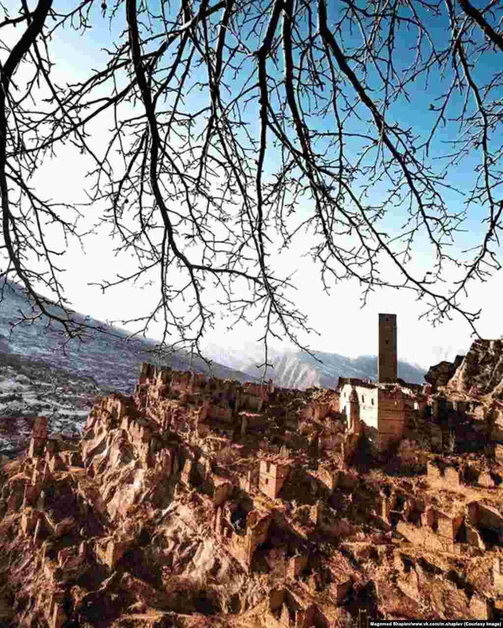 На фото – башня одного из древнейших дагестанских аулов Кахиб. Его основали больше 1000 лет назад