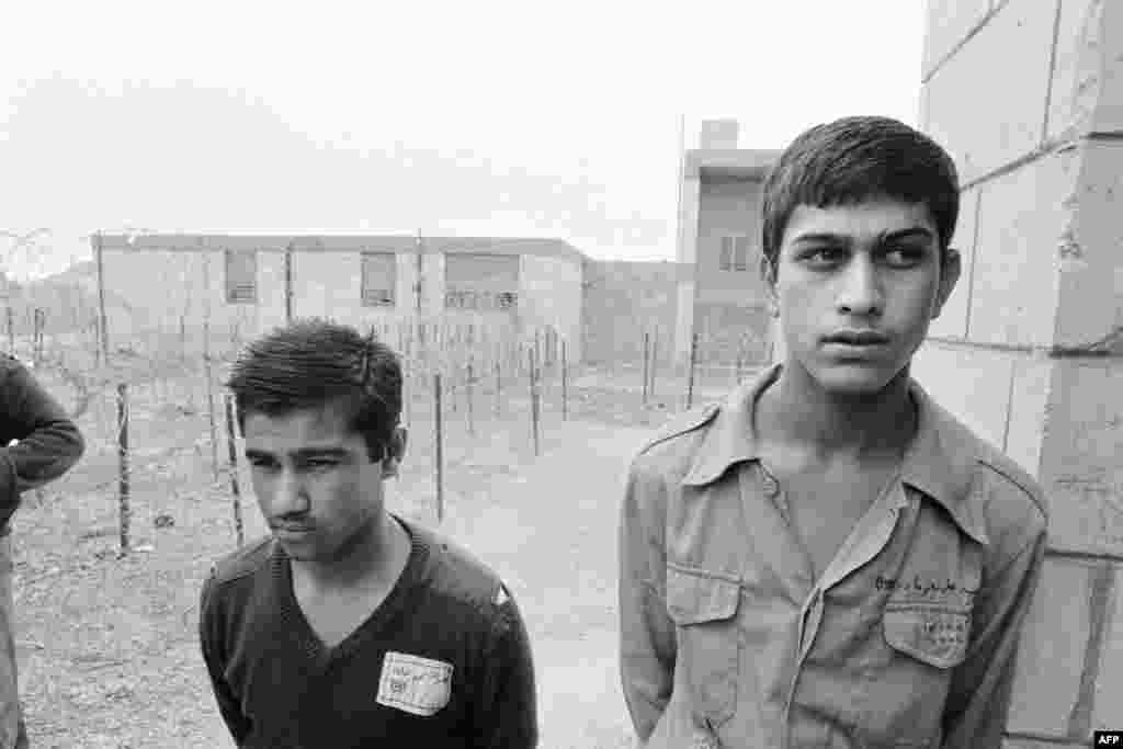 В 1980-х годах при поддержке американских спецслужб Израиль провел в Ливане несколько спецопераций против Организации освобождения Палестины, которую поддерживал СССР. После этого подпольно перепродавал отвоеванное оружие в Иран, в обход оружейного эмбарго, наложенного на страну. Но оружие использовалось Ираном не только в войне с Ираком, как планировалось: часть его попала к антиамериканским военным группировкам. Вторая часть той же сделки известна как скандал "Иран-Контрас": тогда Ирану поставлялось уже американское оружие, а вырученные деньги шли на поддержку "контрас" в Никарагуа. На фото – иранские военопленные в лагере иракского города Рамади. Ирано-иракская война. Апрель 1985