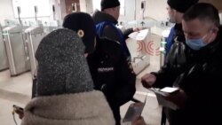 Москва встала в очередях и пробках из-за массовых проверок пропусков Москва встала в очередях и пробках из-за массовых проверок пропусков