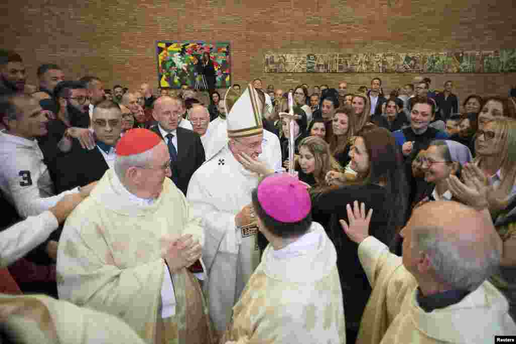 Папа Римский Франциск в тюрьме Ребибия в Риме 