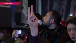 "Это еще не конец!" В Стамбуле - массовые марши протеста против результатов референдума "Это еще не конец!" В Стамбуле - массовые марши протеста против результатов референдума