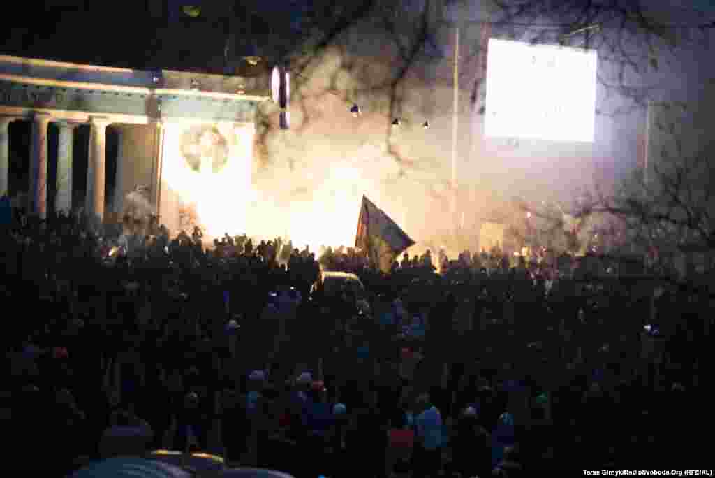 19 января 2014 года колонна протестующих двинулась на улицу Грушевского. Здесь произошли массовые столкновения, протестующие сожгли автобусы силовиков. Этот день получил название "Кровавое крещение"