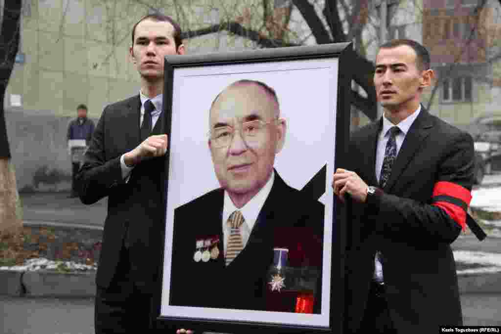 Незадолго до сообщения о смерти Рахата Алиева на его странице в Facebook’e было опубликовано «письмо покойному отцу». Мухтар Алиев умер 12 января в Алматы в возрасте 82 лет.