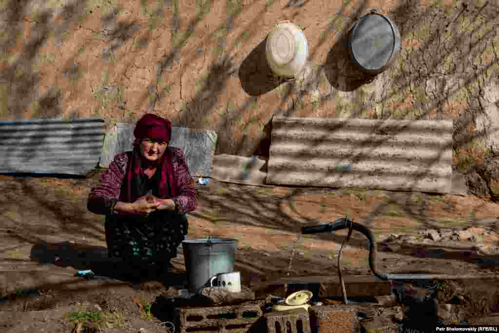 C момента возбуждения уголовного дела прошло уже четыре месяца. Мать говорит, что никто так и не понес наказания за смерть ее ребенка На фото – мать Зарины набирает воду