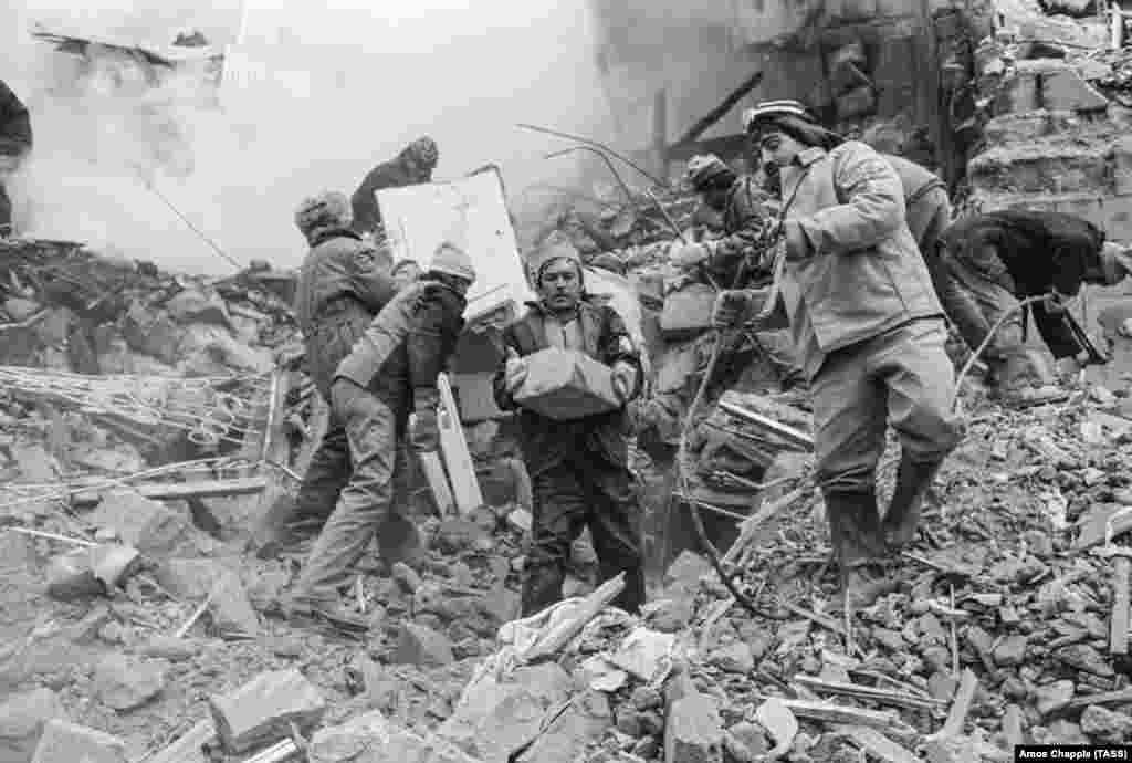 Из 78 высотных жилых домов в Гюмри устояли шесть. Фотография сделана 12 декабря 1988 года