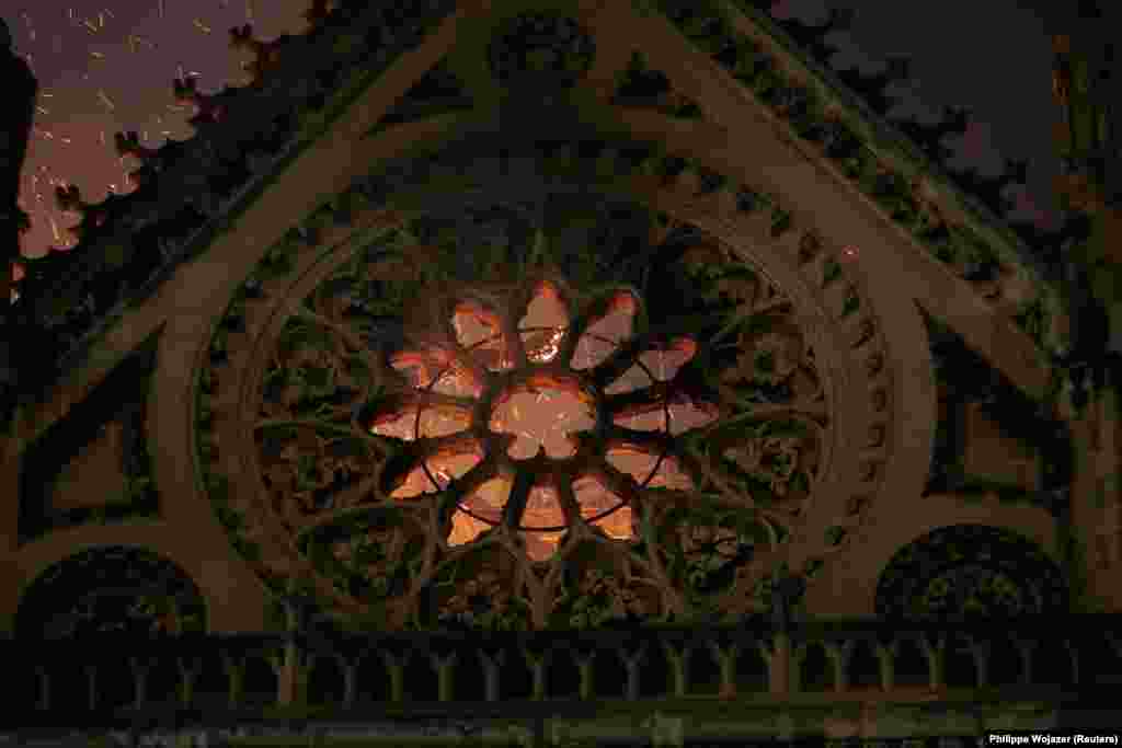 Пожарные не использовали вертолеты: сброс воды мог способствовать обрушению собора