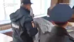 Вброс из-под российского флага, задержания и избиения: как проходили сентябрьские выборы в России Вброс из-под российского флага, задержания и избиения: как проходили сентябрьские выборы в России