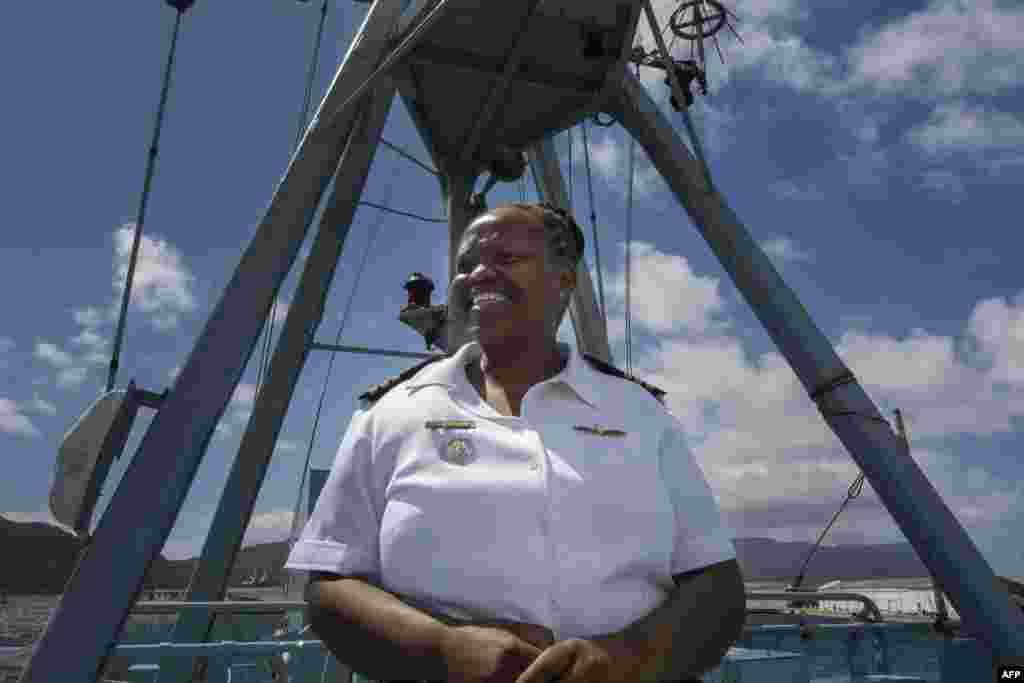 Зимаса Мабела – не просто женщина в морской форме. Она – единственная женщина-капитан, которая командует судном в южноафриканском флоте. Ее корабль "Умхлоти" находит и обезвреживает морские мины