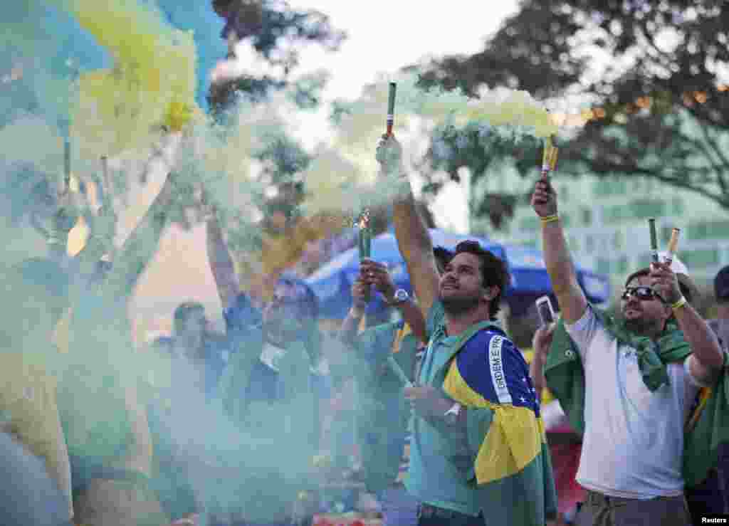 Голосование за импичмент Русеф транслировали на площадях в крупнейших городах страны: тысячи демонстрантов наблюдали за процессом в прямом эфире. На фото – сторонники отставки президента