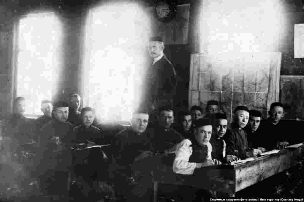 "Я начал изучать историю татар периода конца XIX - начала XX века: в книгах были интересные фотографии. Я считаю этот период одним из самых интересных в нашей истории. Происходил подъем нации, строились мечети, медресе, татары достигали успеха во многих отраслях", – рассказывает Наиль.  На фото – шакирды медресе (студенты религиозного учебного заведения) деревни Сафаджай (сейчас – Красная Горка) в Нижегородской области с преподавателем Абдулбяром Хабибуллиным. 1907 год