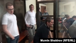 Фигуранты дела группы "Новое величие" (слева направо) Вячеслав Крюков, Дмитрий Полетаев и Петр Карамзин