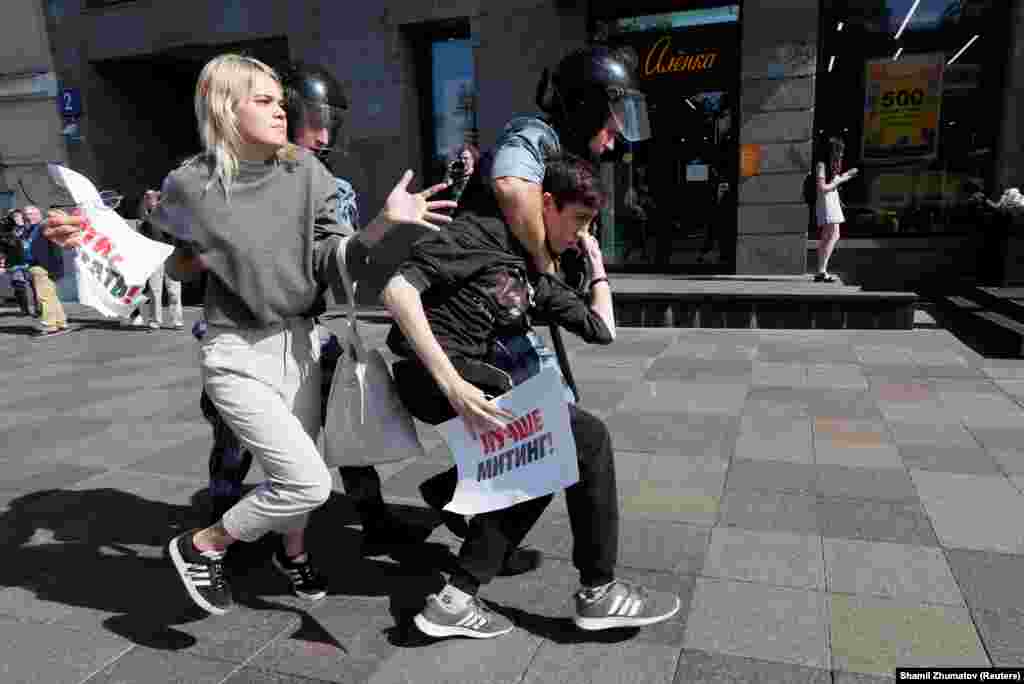 Из которых 700 были "блогерами и журналистами"