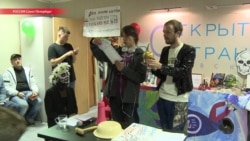 Грамоты за гомофобию и вещдоки. В Петербурге прошел аукцион вещей с протестных акций Грамоты за гомофобию и вещдоки. В Петербурге прошел аукцион вещей с протестных акций